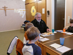 Symbolische Mantelteilung mit den Kommunionkindern (Foto: Karl-Franz Thiede)